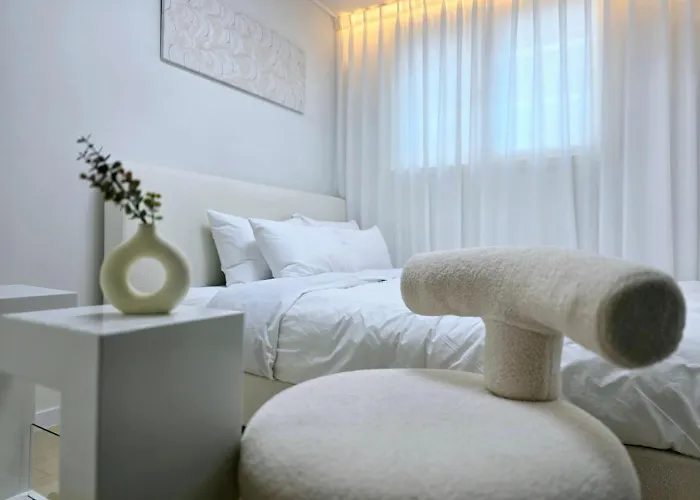 아파트 Newly Built Premium Near Hongdae And Mangwon Market With Elevator And Two Bathrooms